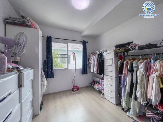 *****บ้านแฝดมือสองย่านศาลายา ม.วิลลาจจิโอ ปิ่นเกล้า-ศาลายา เนื้อที่กว้าง 35 ตร.ว. ฟังก์ชัน 3 ห้องนอน 2 ห้องน้ำ ที่จอดรถ 2 คัน บ้านสภาพสวย ตกแต่งสไตล์โมเดิร์น โครงการตั้งบนทำเลเดินทางสะดวก ใกล้รถไฟฟ้าสายสีแดง "สถานีศาลายา" และทางด่วน "ศรีรัช(วงแหวนรอบนอก)"